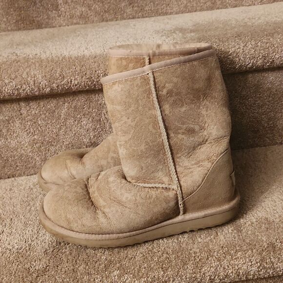 Ugg Classic Short Tan Suede Boots w/ Print "Sundance II" Size 7 - Picture 2 of 12